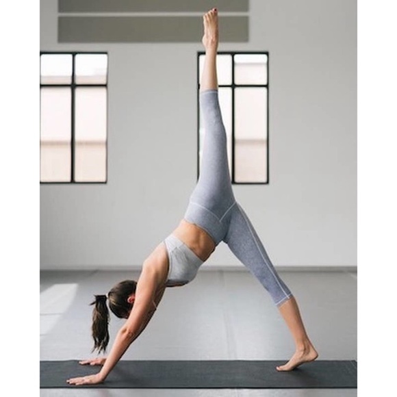 Zyia active size 4 Capri yoga pants. - Picture 2 of 3